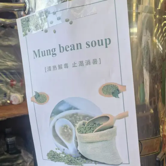 Li Weiyuan elosztja a hőkezelő megelőzést és a hűtési kellékeket a munkavállalóknak