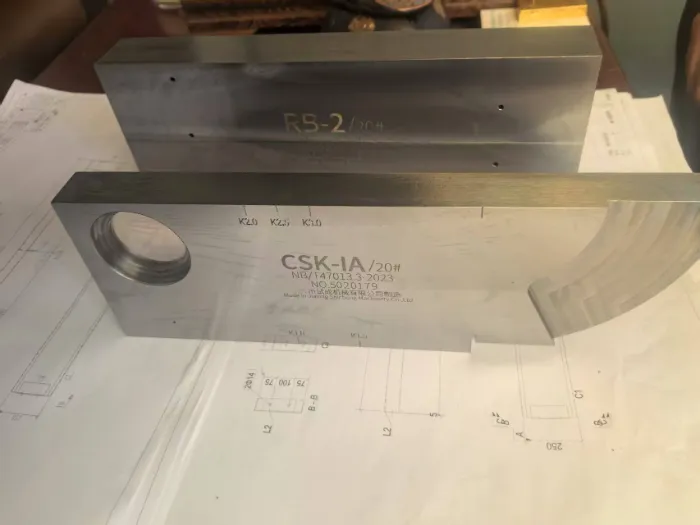A Qingdao Liweiyuan Steel Structure újonnan vásárolt ultrahangos hibaérzékelőjének üzemeltetési oktatása.